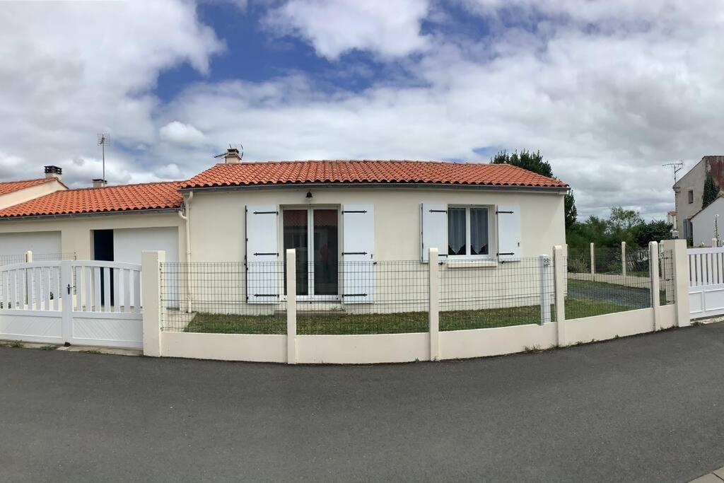 une clôture blanche devant une maison blanche dans l'établissement Maison « Au petit Bonheur » chatelaillon plage, à Châtelaillon-Plage