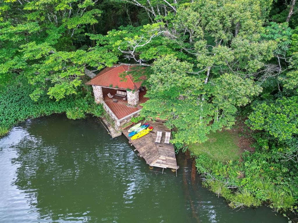 Vue aérienne d'une maison au milieu d'une rivière dans l'établissement La Perezosa, à Cerro Azul