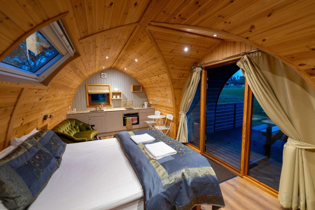 ein großes Schlafzimmer mit einem großen Bett in einer Hütte in der Unterkunft Missin' Link Glamping in West Hoathley