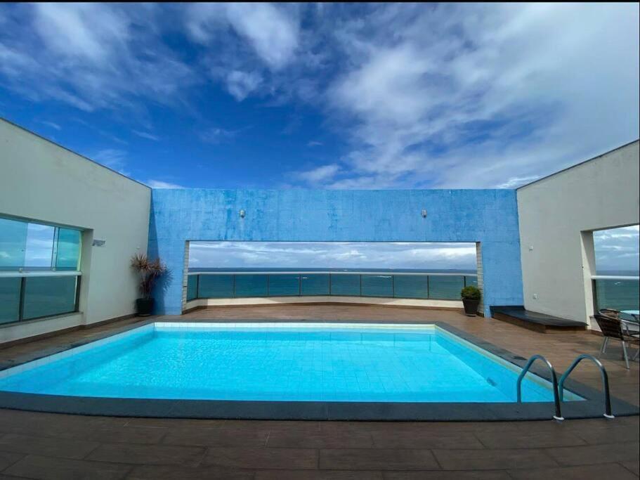 una gran piscina azul en un edificio en Flat na praia da Costa!, en Vila Velha
