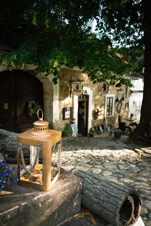 Mała latarnia siedząca na skale przed budynkiem w obiekcie Apartmány Javorek w mieście Sněžné
