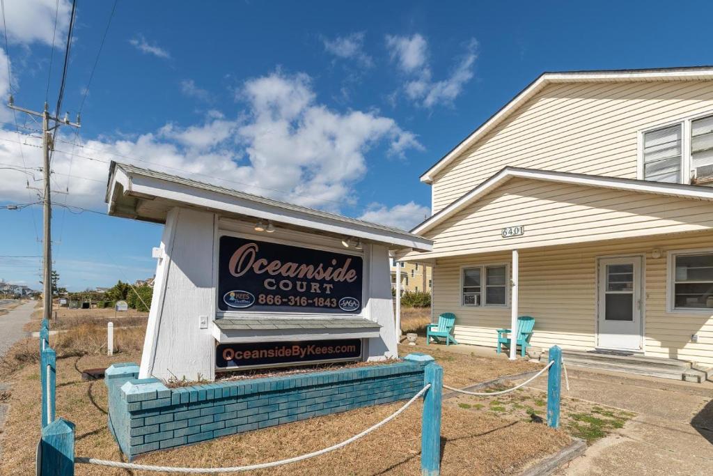 um edifício com um sinal para um restaurante em Oceanside Court by KEES Vacations em Nags Head