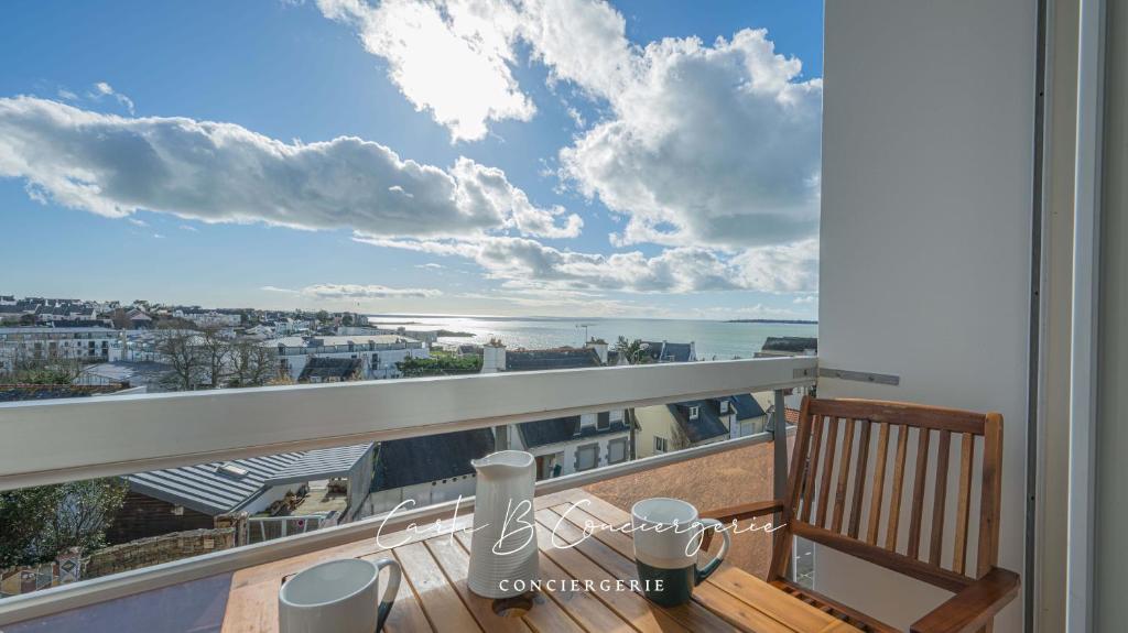 un balcon avec une table et une vue sur l'océan dans l'établissement LE PHARE - 2 personnes à Concarneau, à Concarneau