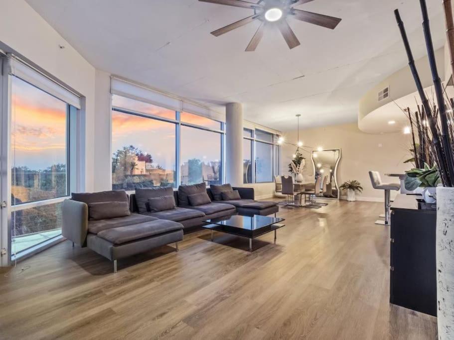 uma sala de estar com um sofá e uma ventoinha de tecto em 4Bedroom/ 2bath 2100sq ft Thorton Park Master Suite em Orlando