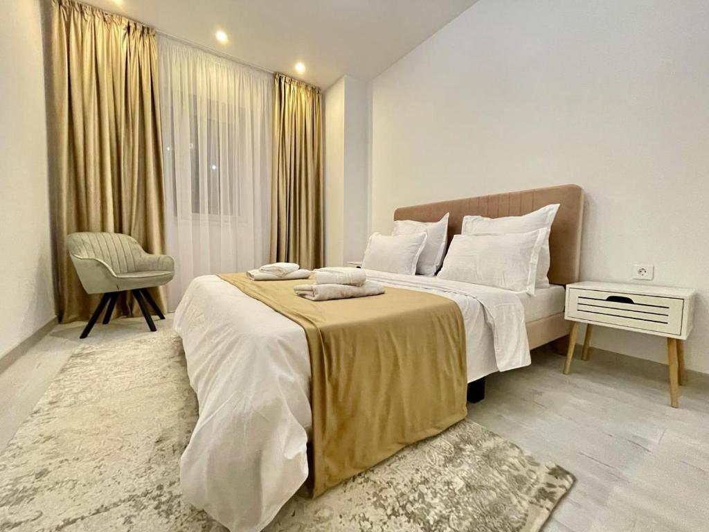 Rúm í herbergi á YamaLuxe Apartments - Silent & Primitive With Relaxing Area