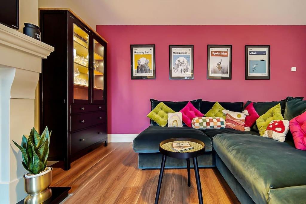- un salon avec un canapé vert et des oreillers colorés dans l'établissement Stylish 1 Bed Townhouse, à Culmore