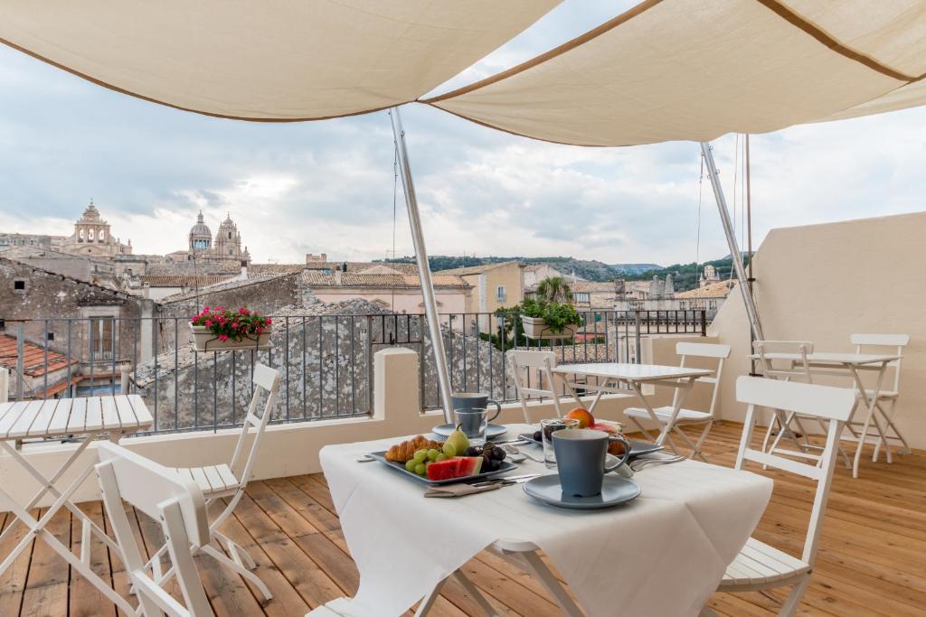 una mesa con un bol de fruta en el balcón en Terrazza Dei Sogni, en Ragusa