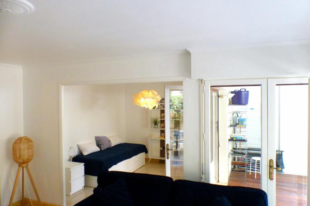 Spacious cocoon with nice garden close to the sea في ساناري سور مير: غرفة معيشة مع أريكة وطاولة