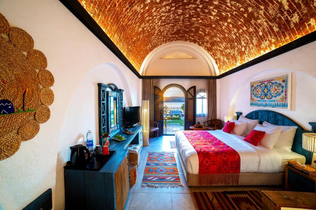 Postel nebo postele na pokoji v ubytování Sonesta Nouba Hotel Aswan