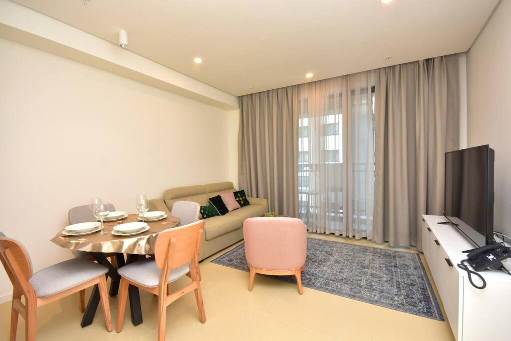 Телевизор и/или развлекательный центр в Brand New ! Seaside Apt with Poolview & Parking