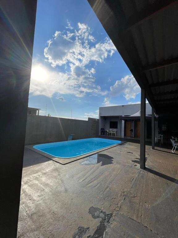 uma piscina no telhado de uma casa em Espaço de lazer 3E em Dourados