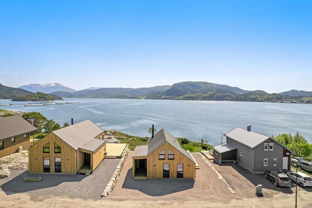 un grupo de casas junto a un cuerpo de agua en Brattøya sjøstuer, en Kristiansund