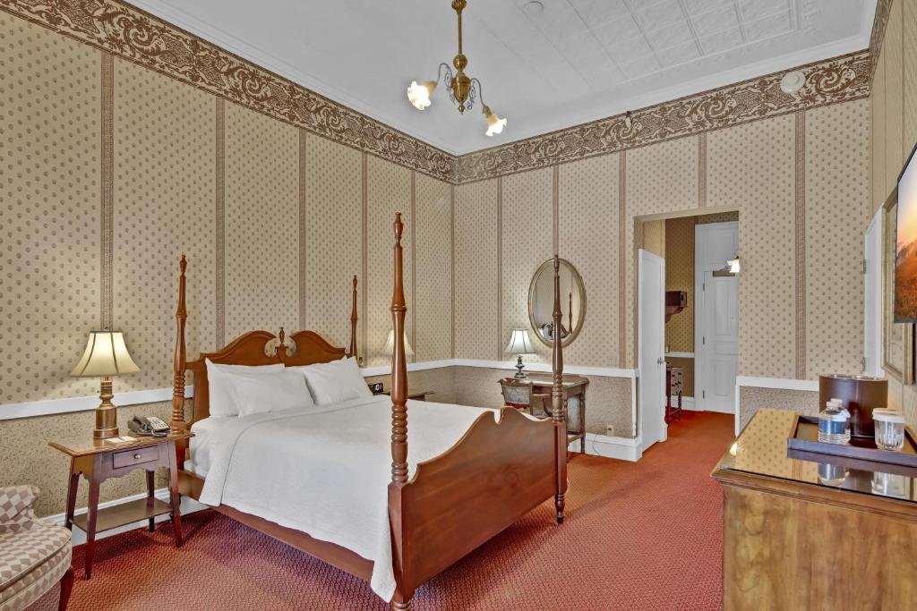 Postel nebo postele na pokoji v ubytování St James Hotel