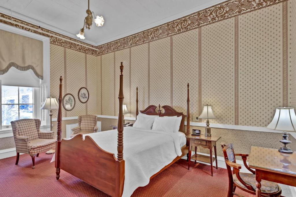 Postel nebo postele na pokoji v ubytování St James Hotel