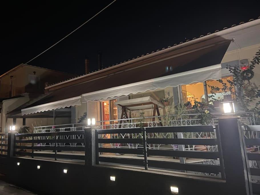 un edificio con una recinzione di fronte ad esso di notte di Sea House Kaminia a Kamínia