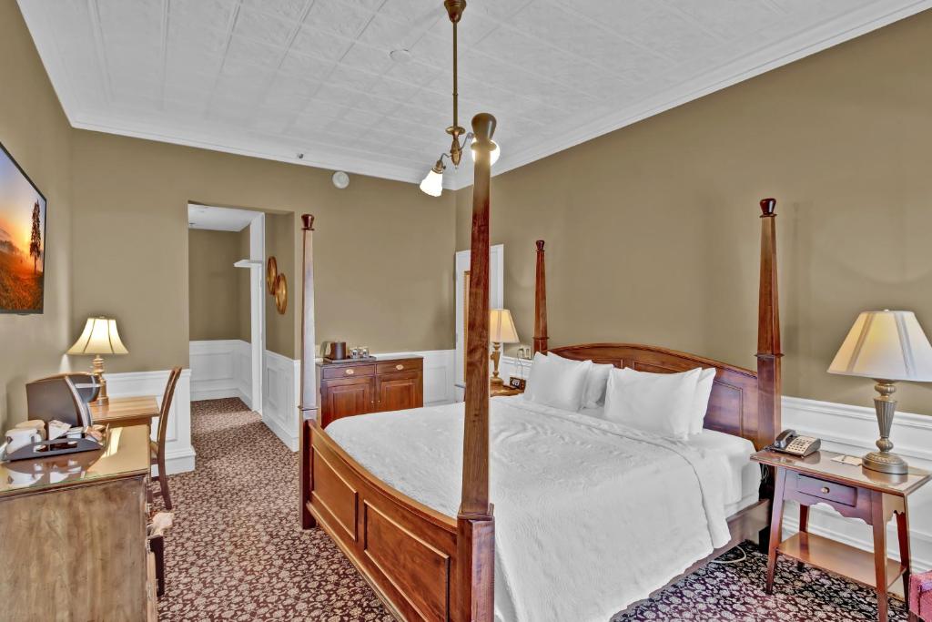 Postel nebo postele na pokoji v ubytování St James Hotel