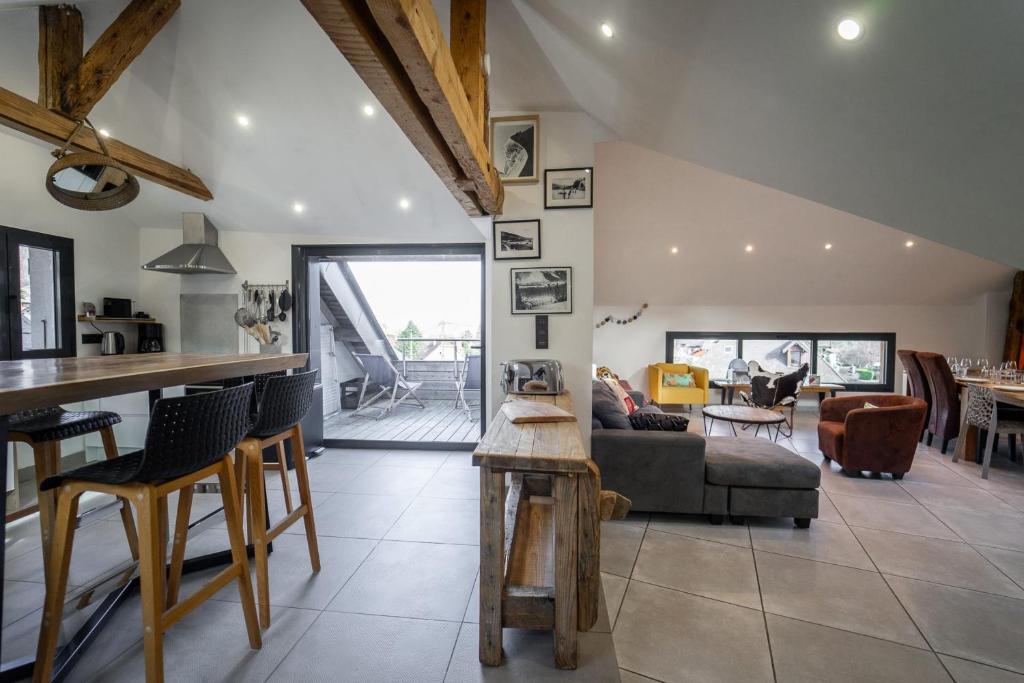 un salon avec un canapé et une table dans l'établissement Lac et montagne charmant appartement idéalement placé!, à Sévrier
