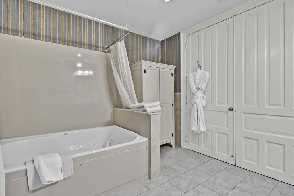 Koupelna v ubytování St James Hotel