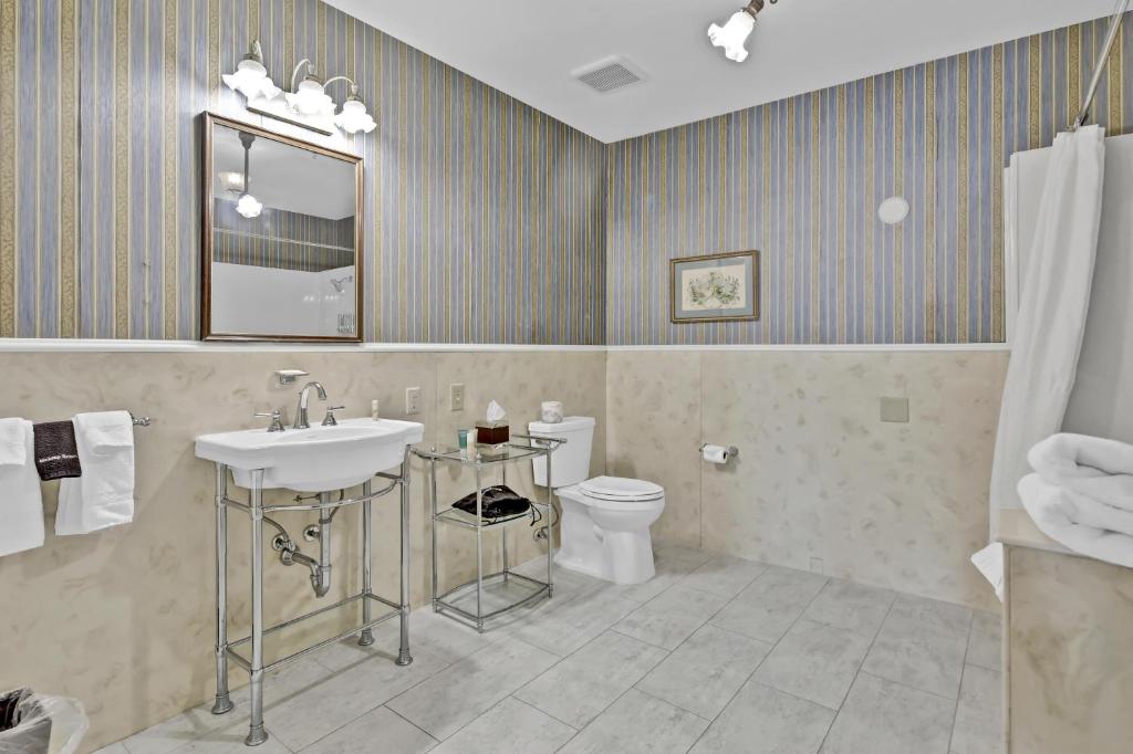 Koupelna v ubytování St James Hotel