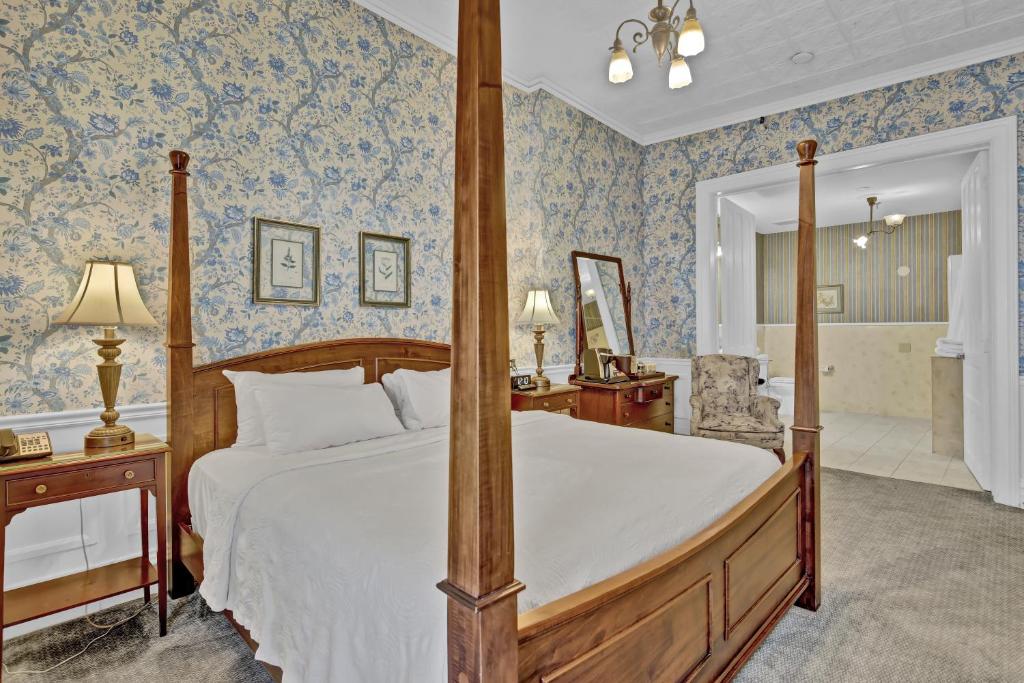 Postel nebo postele na pokoji v ubytování St James Hotel