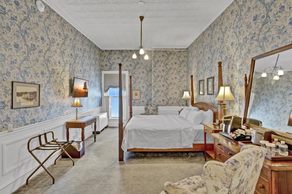 Postel nebo postele na pokoji v ubytování St James Hotel