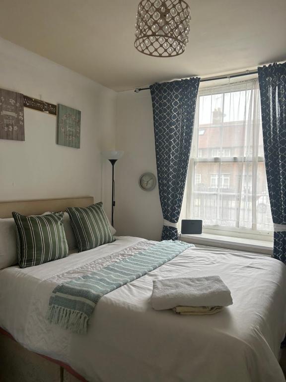 sypialnia z dużym łóżkiem przed oknem w obiekcie Double Room close to Central London- Females Only w Londynie
