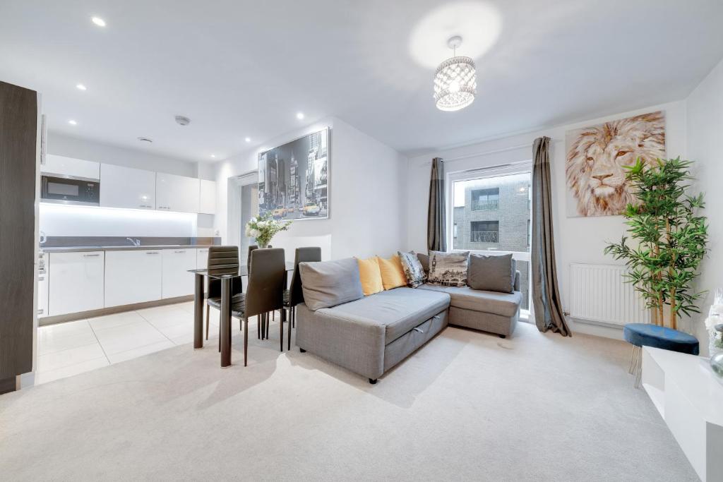 sala de estar con sofá y mesa en Spacious Modern 1 Bed Apartment London Catford Lewisham - Perfect for Long Stays en Londres