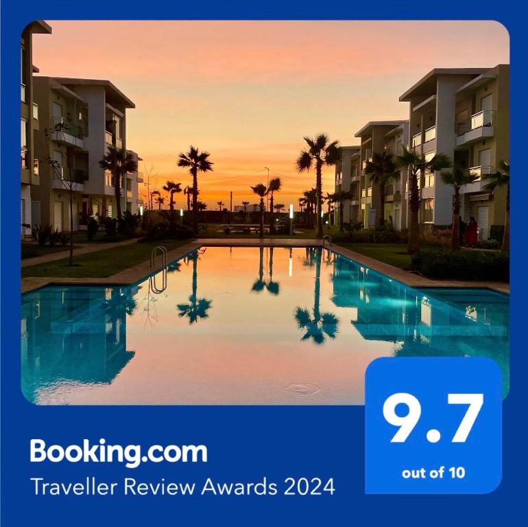 una revisión del hotel de una villa con piscina en Cosy Apartment with sea view en Sidi Rahal