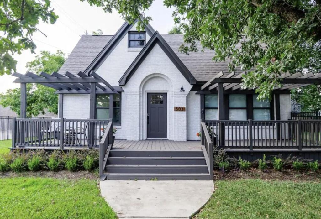 Bungalow Blu, Houston, USA