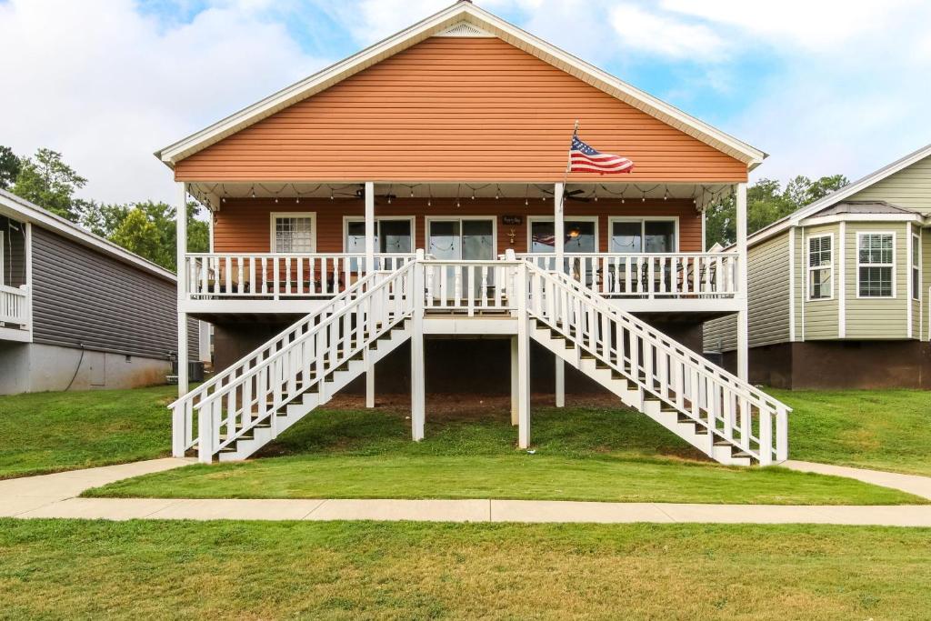 ein Haus mit einer Veranda mit amerikanischer Flagge in der Unterkunft House# 50 Home Away Home (No pets) in Centre