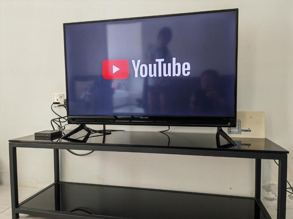 TV a/nebo společenská místnost v ubytování Homestay Pangsapuri Simfoni 3BR 7Pax Kuah Langkawi