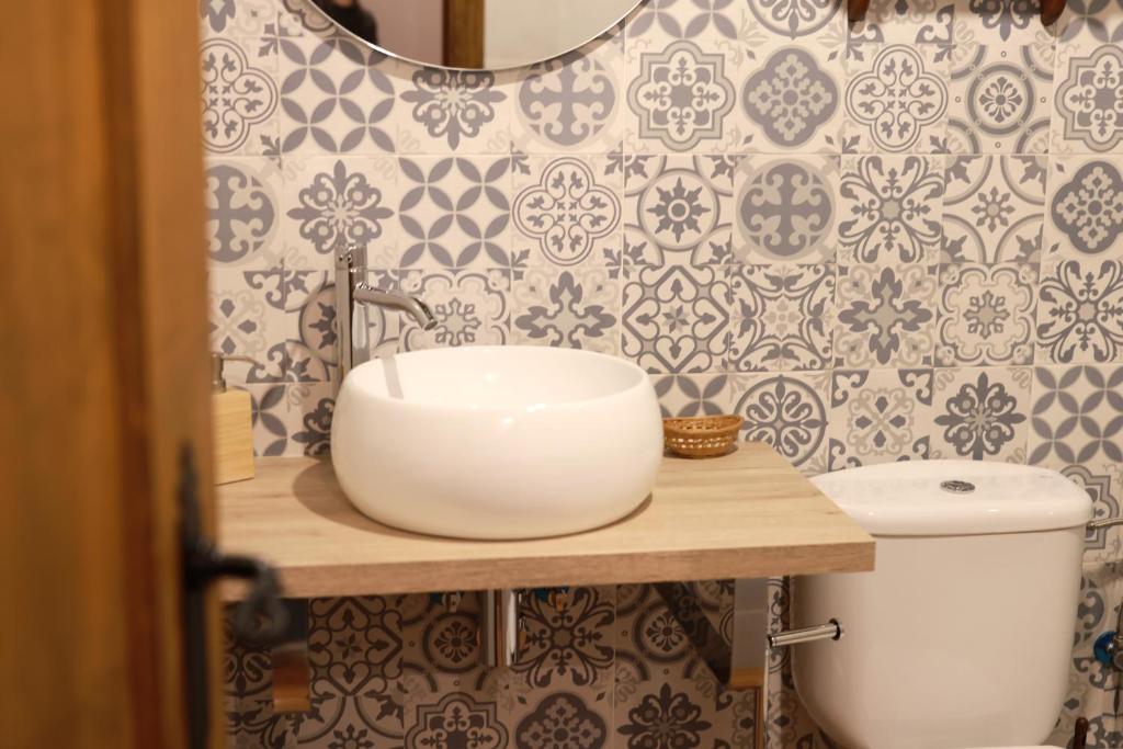 a bathroom with a sink and a toilet at Casa rural La Aldea in Cabezuela del Valle