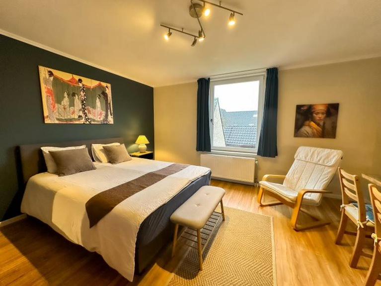 Un dormitorio con una cama grande y una ventana en Guesthouse Orchid, en Brujas