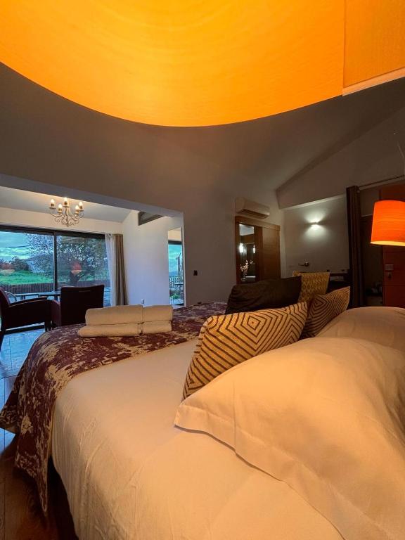 Postel nebo postele na pokoji v ubytování Monte Do Malhao - Art, Eco & Spa
