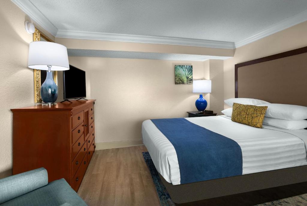 Sea Crest Oceanfront Resort - 