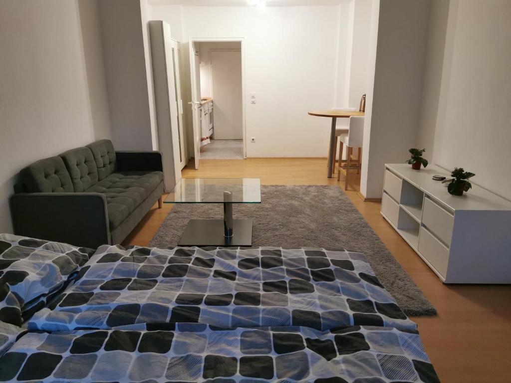 Un pat sau paturi într-o cameră la Privatwohnung im Stadtzentrum