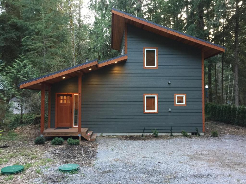 a small cabin in the middle of the woods at 74sl - Pets Ok - Wifi - Bbq - Sleeps 8 in Glacier