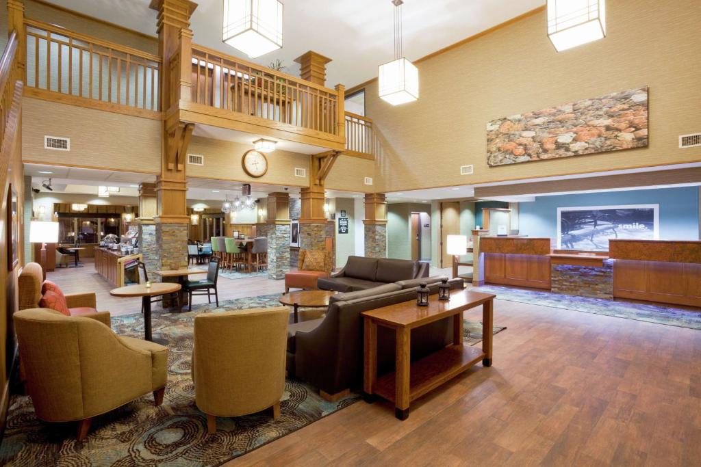 - un hall d'un hôtel avec un canapé et des chaises dans l'établissement Hampton Inn Duluth-Canal Park, à Duluth
