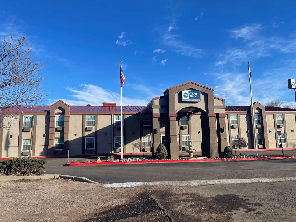 un edificio con una bandera americana delante de él en Best Western Executive Inn & Suites en Colorado Springs