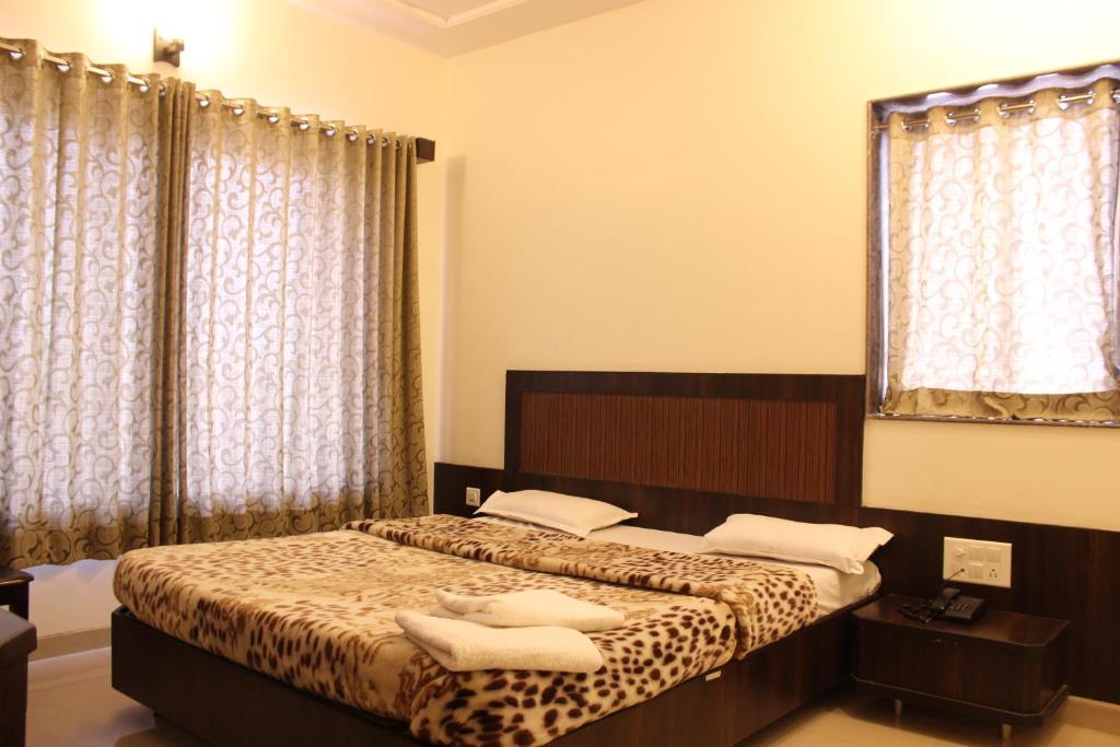 Postel nebo postele na pokoji v ubytování Hotel Sai Ramanand