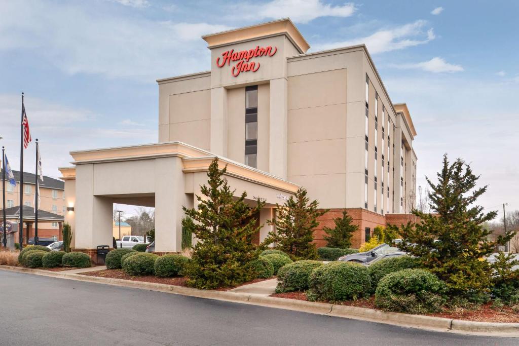 uma representação da frente de um hotel em Hampton Inn Emporia em Emporia