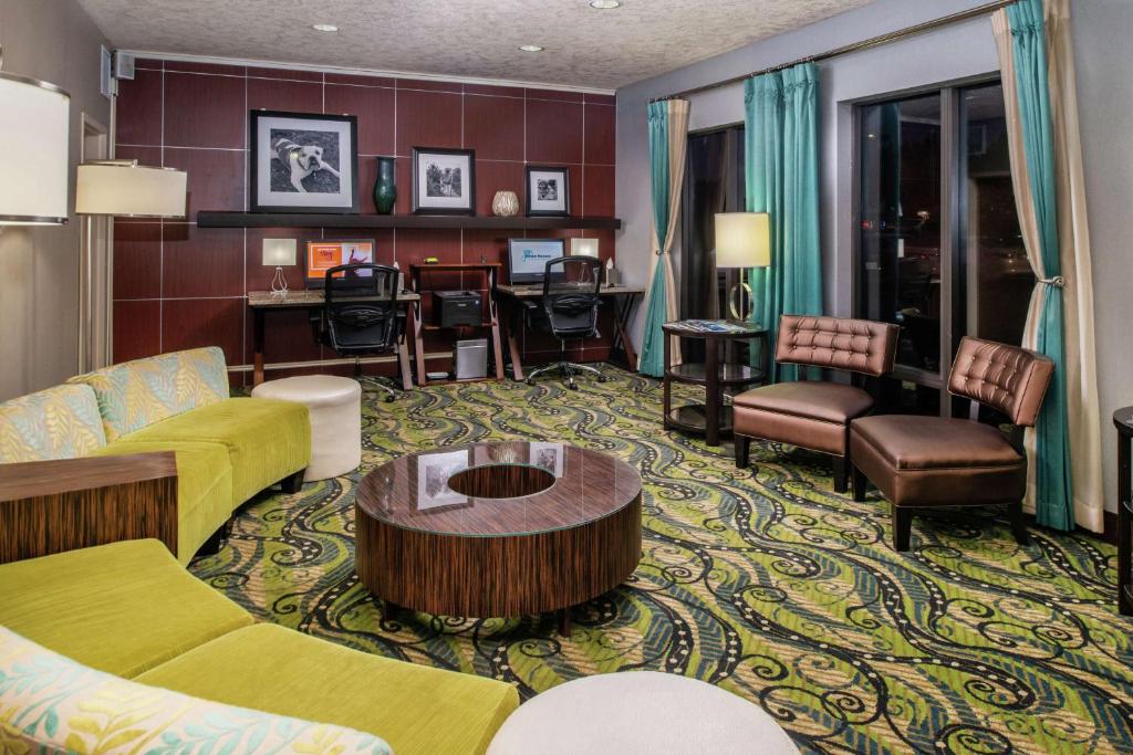Posezení v ubytování Hampton Inn Eugene