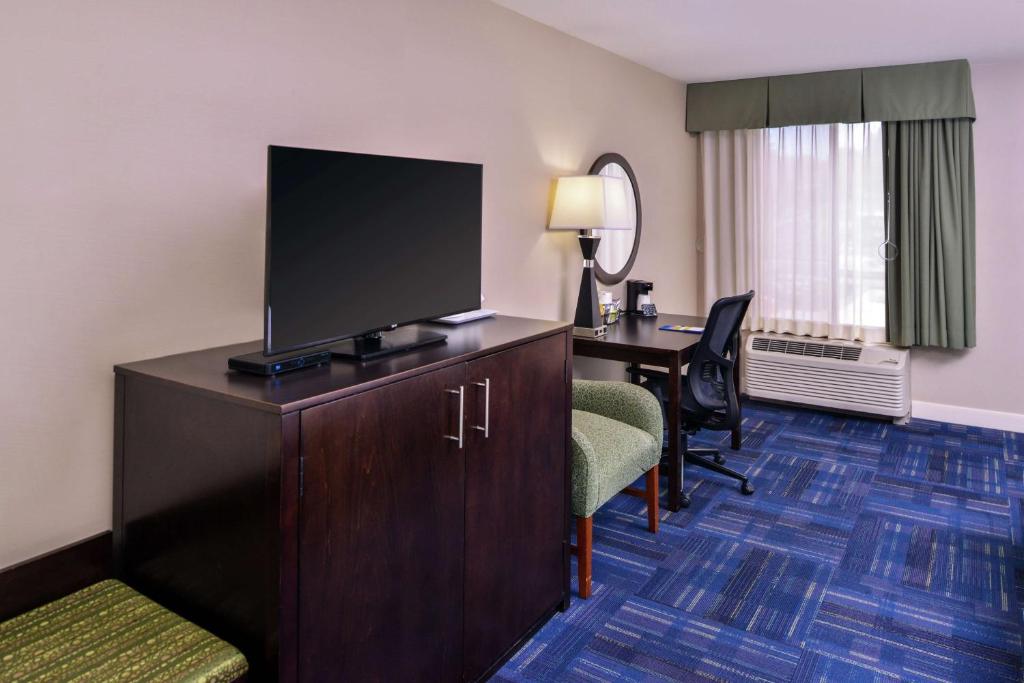 TV a/nebo společenská místnost v ubytování Hampton Inn Eugene