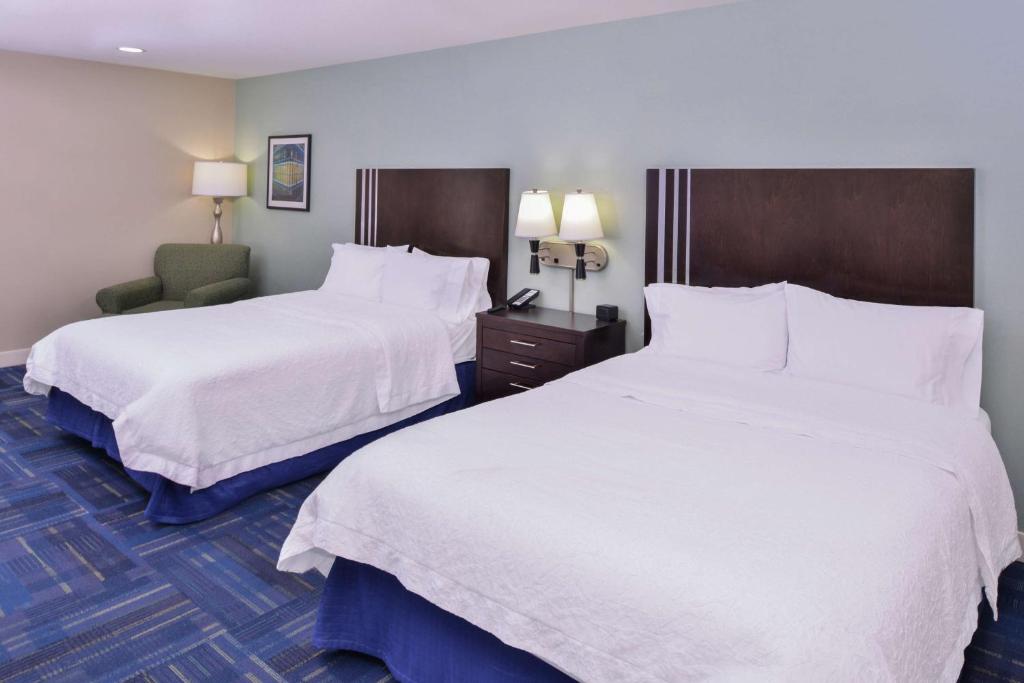 Postel nebo postele na pokoji v ubytování Hampton Inn Eugene