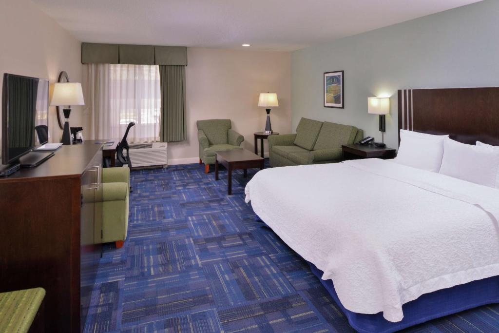 Postel nebo postele na pokoji v ubytování Hampton Inn Eugene