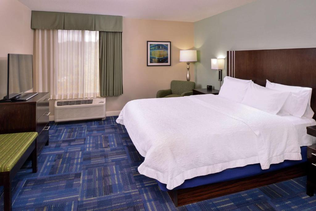 Postel nebo postele na pokoji v ubytování Hampton Inn Eugene