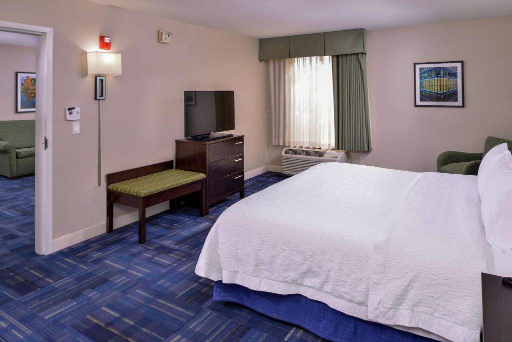 Postel nebo postele na pokoji v ubytování Hampton Inn Eugene