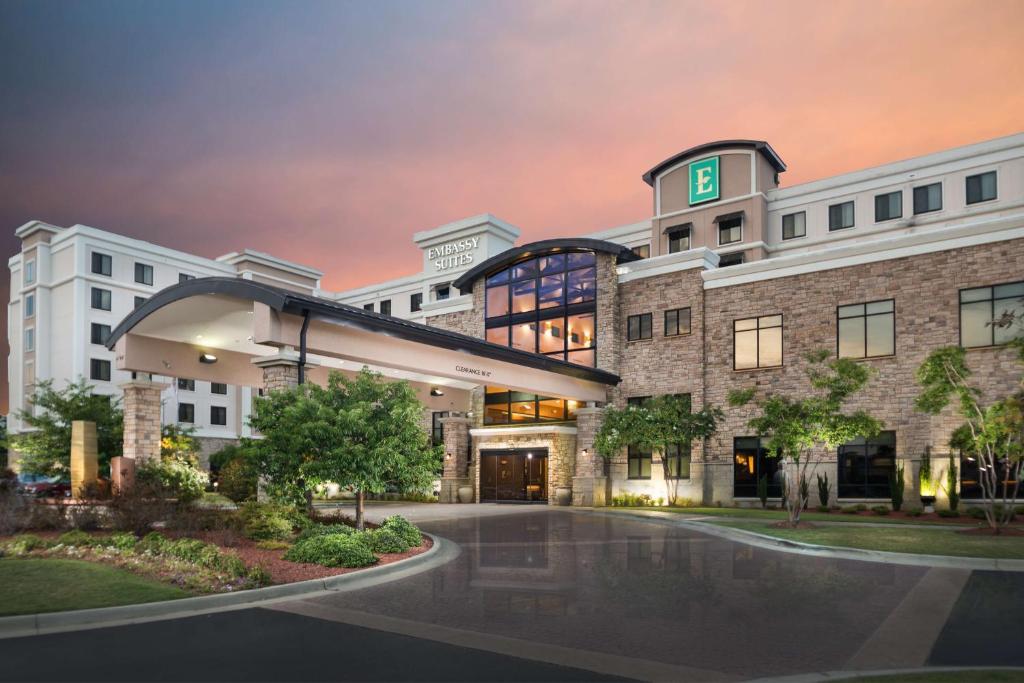 una rappresentazione della parte anteriore di un edificio di Embassy Suites by Hilton Fayetteville Fort Bragg a Fayetteville