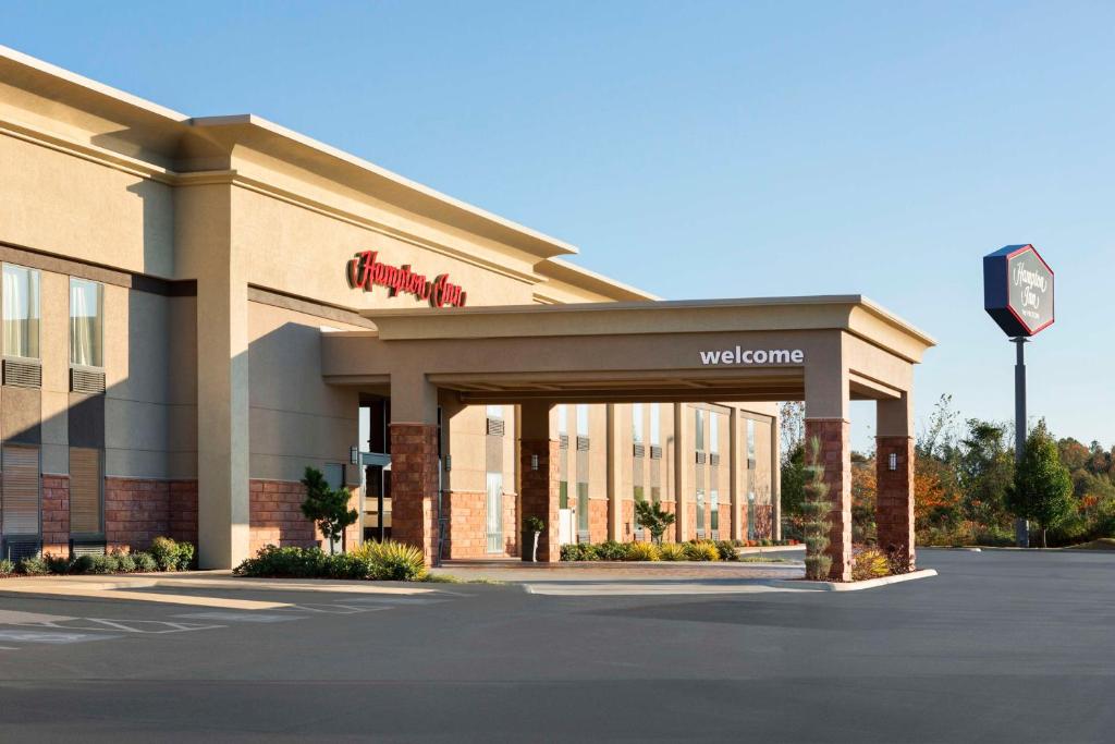 una tienda de Wyncote con un cartel en un estacionamiento en Hampton Inn Forrest City, en Forrest City