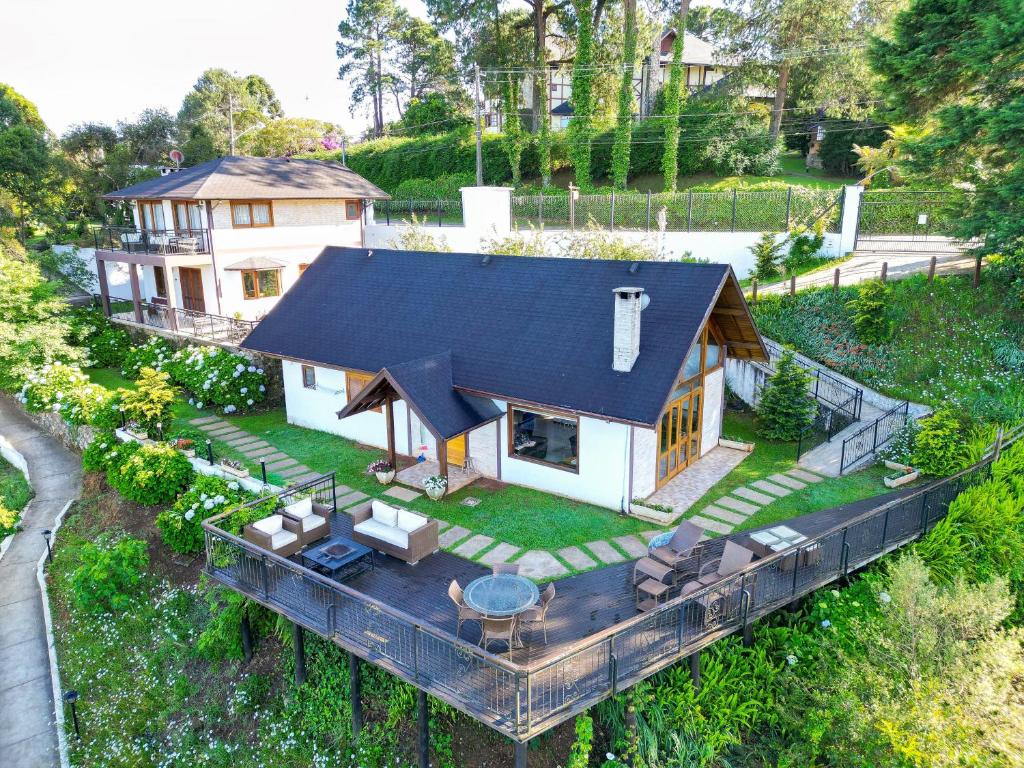 eine Luftansicht eines Hauses in der Unterkunft Chalés Mirante Monte Verde in Monte Verde